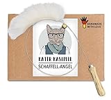 Premium Katzenangel mit echtem Schaffell - In Deutschland von Hand und mit Liebe gefertigtes nachhaltiges Katzenspielzeug. Extra lang mit Griffstück aus Holz und stabilem Metalldraht.