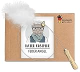 Premium Katzenangel mit Federn - In Deutschland von Hand und mit Liebe gefertigtes nachhaltiges Katzenspielzeug. Extra Lange Katzenangel mit Holz-Griffstück, stabilem Metalldraht und Naturfedern.
